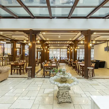 Hotel Grand Family